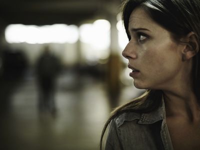 看在她后面的妇女在恐惧