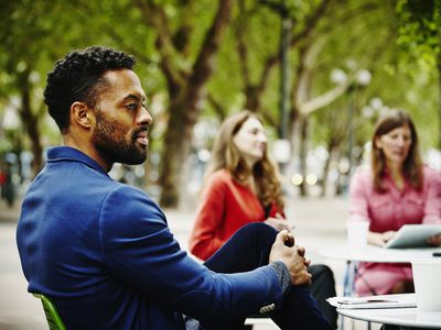 衣服的黑人在公园