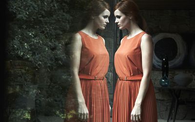 看在窗口外面的女性，与她的反射回顾她