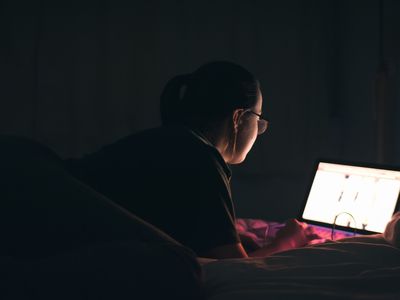 女人通过在线社交社区与他人联系