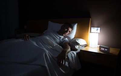 人清醒凝视闹钟