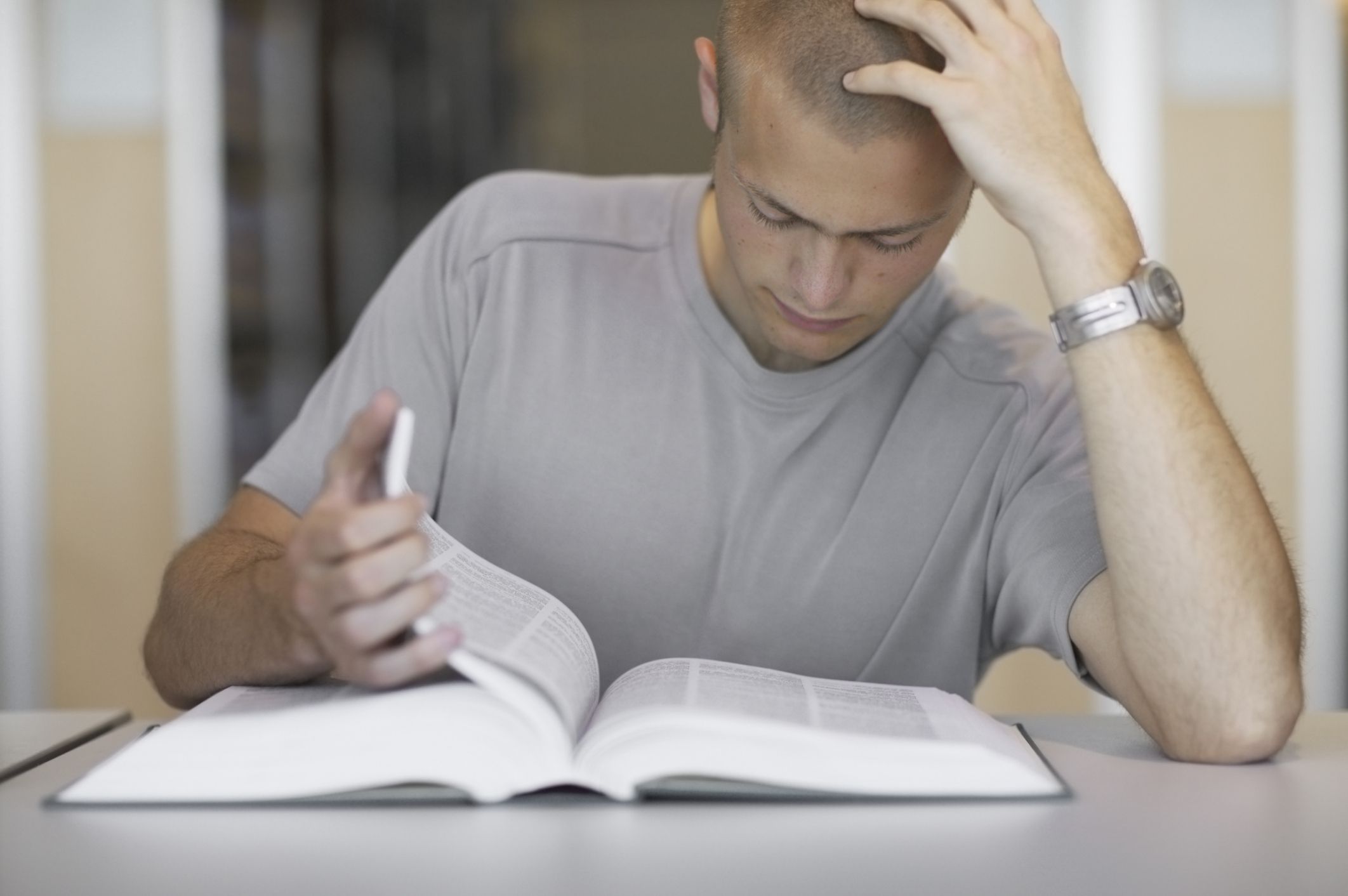 在图书馆看书的人