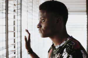 看窗外的沉思年轻人