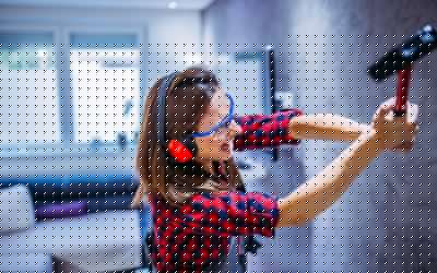 女人用锤子砸墙:愤怒的房间帮助或伤害吗?