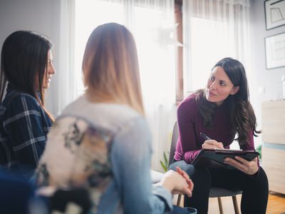 顾问建议年轻的女同性恋夫妇在他们的家里