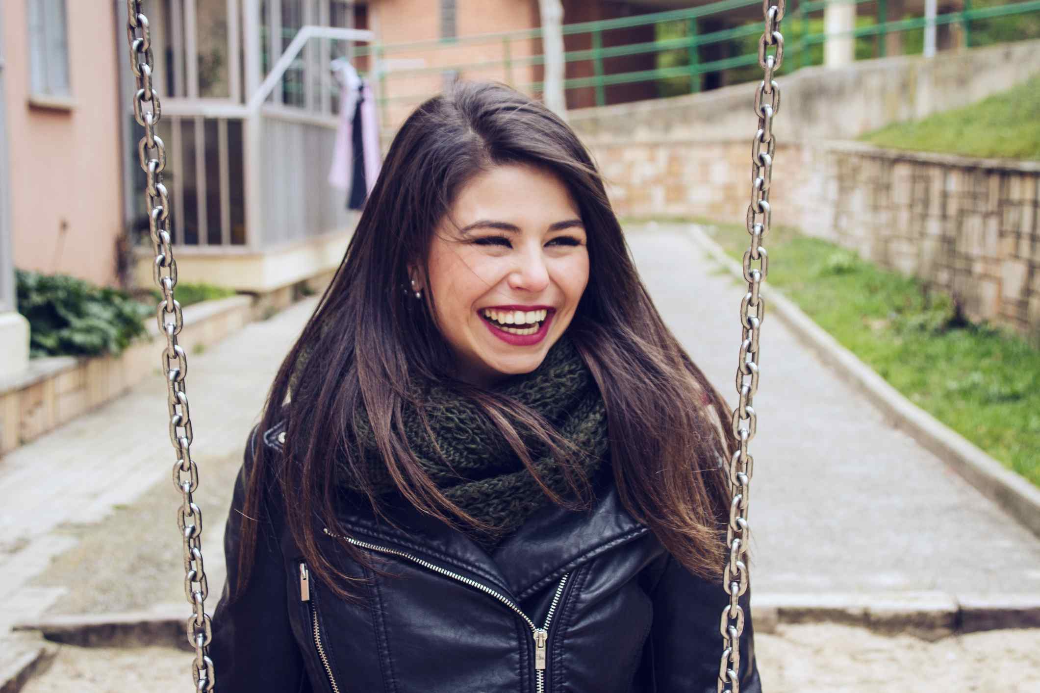 秋千上微笑的女人。