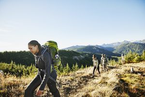 领导徒步旅行的少妇