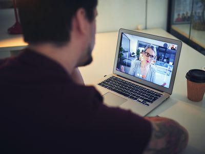 和治疗师视频通话的人。