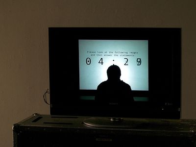 坐在电视机前的人