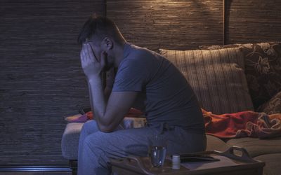 哀伤的人在他的房间里沮丧