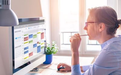 女人在电脑上消磨时间