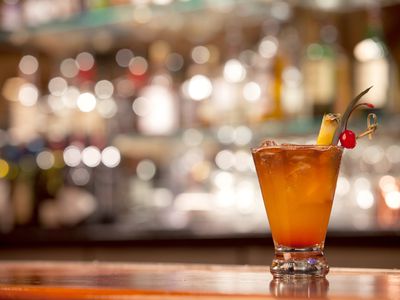 酒吧的鸡尾酒准备喝