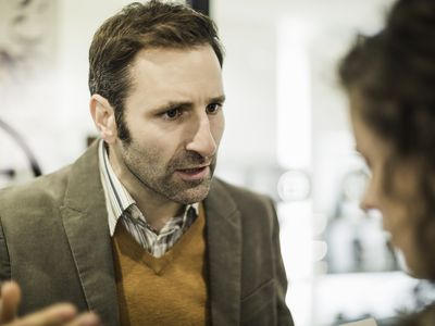 夫妇在城市街道争论