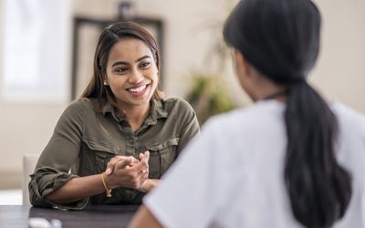 女人与顾问交谈