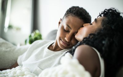 两个情人，一个在啄另一个