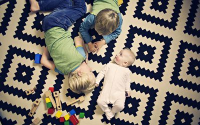 三个孩子一起玩