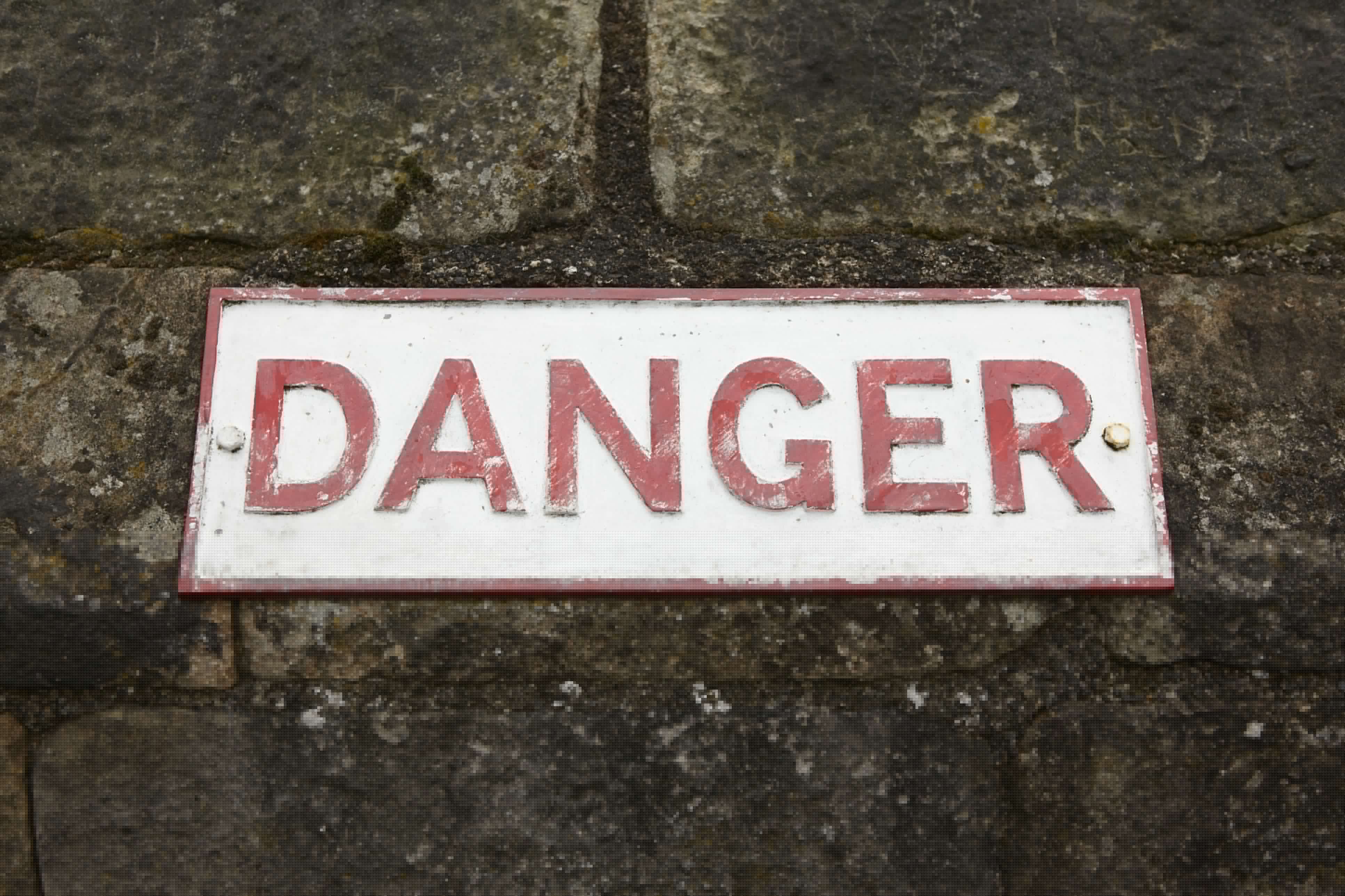 在墙壁上牌子，上面写着危险