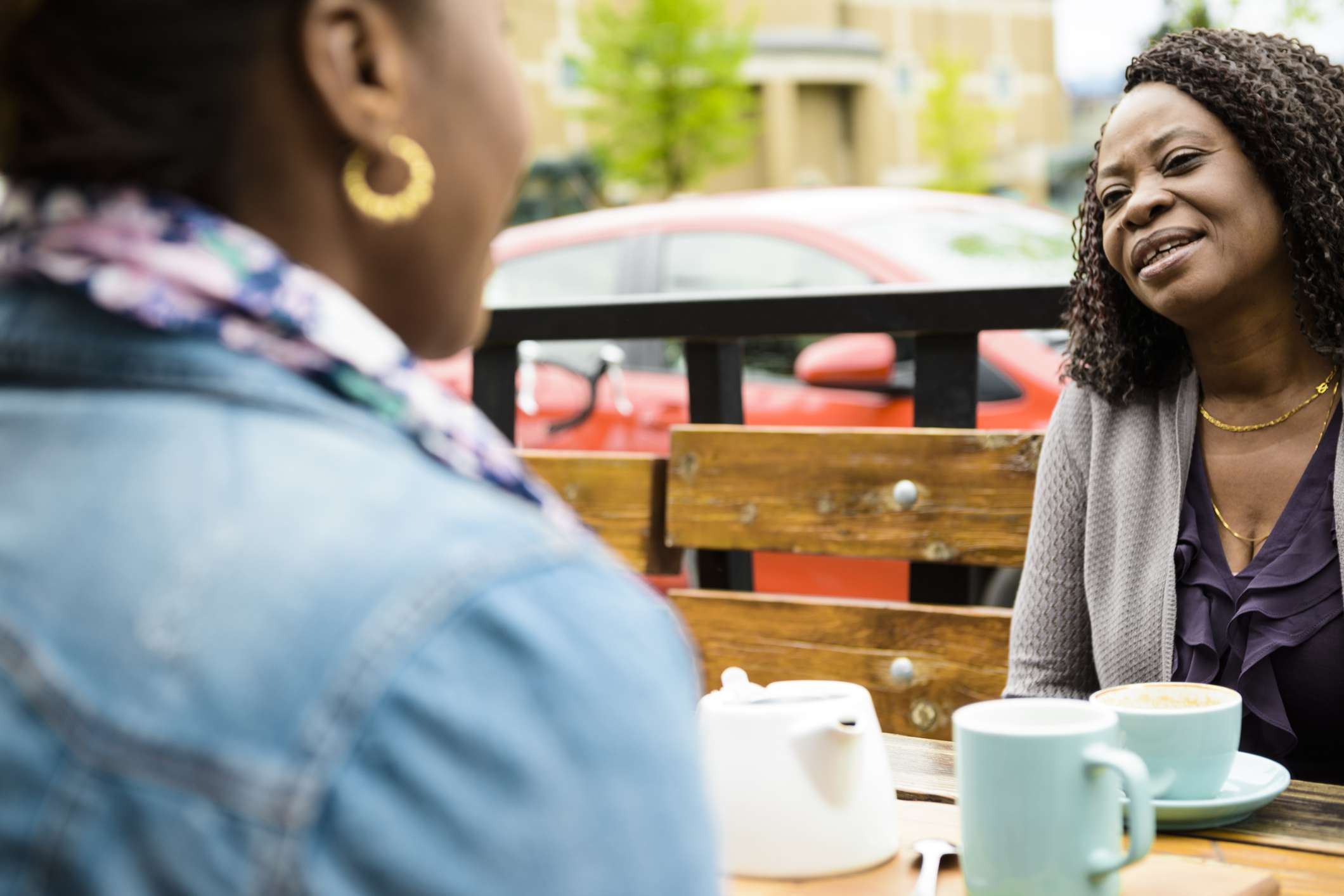 在一个露天咖啡馆喝咖啡的两个女人