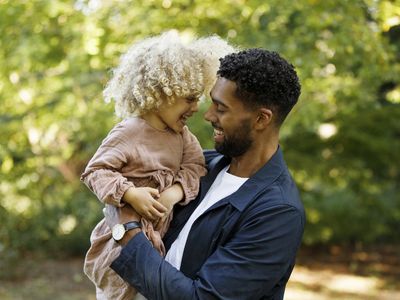 父亲和女儿在公园，一起玩乐