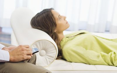 拿着有患者的精神科医生说谎在床上的患者