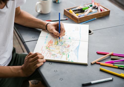 素描与色的铅笔的人