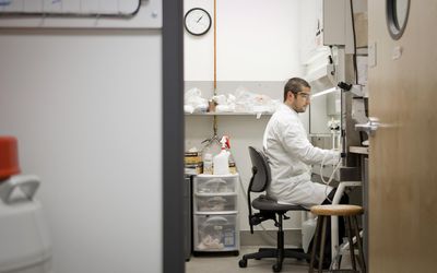 应用研究员在实验室工作