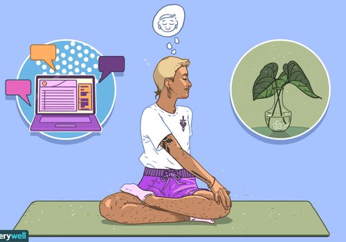 做坐在瑜伽席子的人绘制的人佩带的紫色短裤