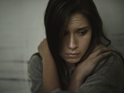 女人看起来心烦意乱