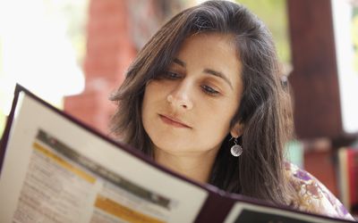 西班牙裔妇女在看餐厅菜单