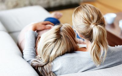 夫妻俩在家里的沙发上一起放松