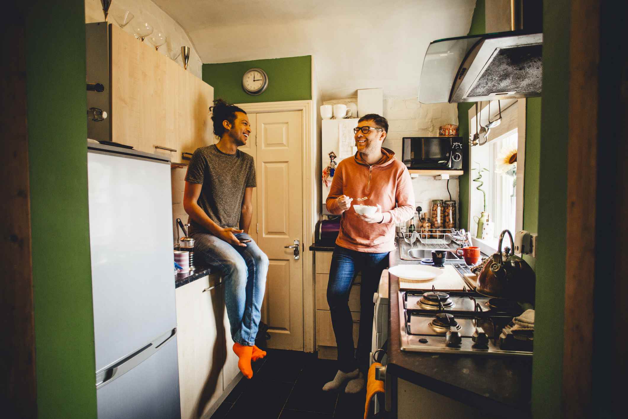 夫妻俩在厨房聊天