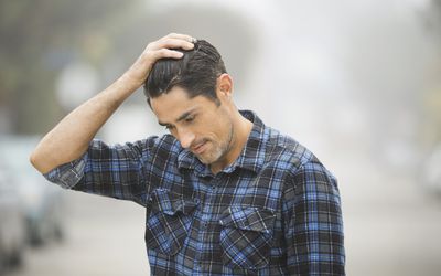 肖像男子站在户外的