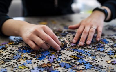 一个人的手在做拼图