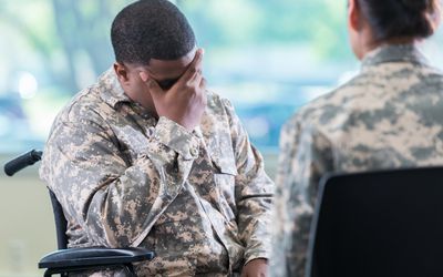 老兵用他的脸，​​心烦意乱