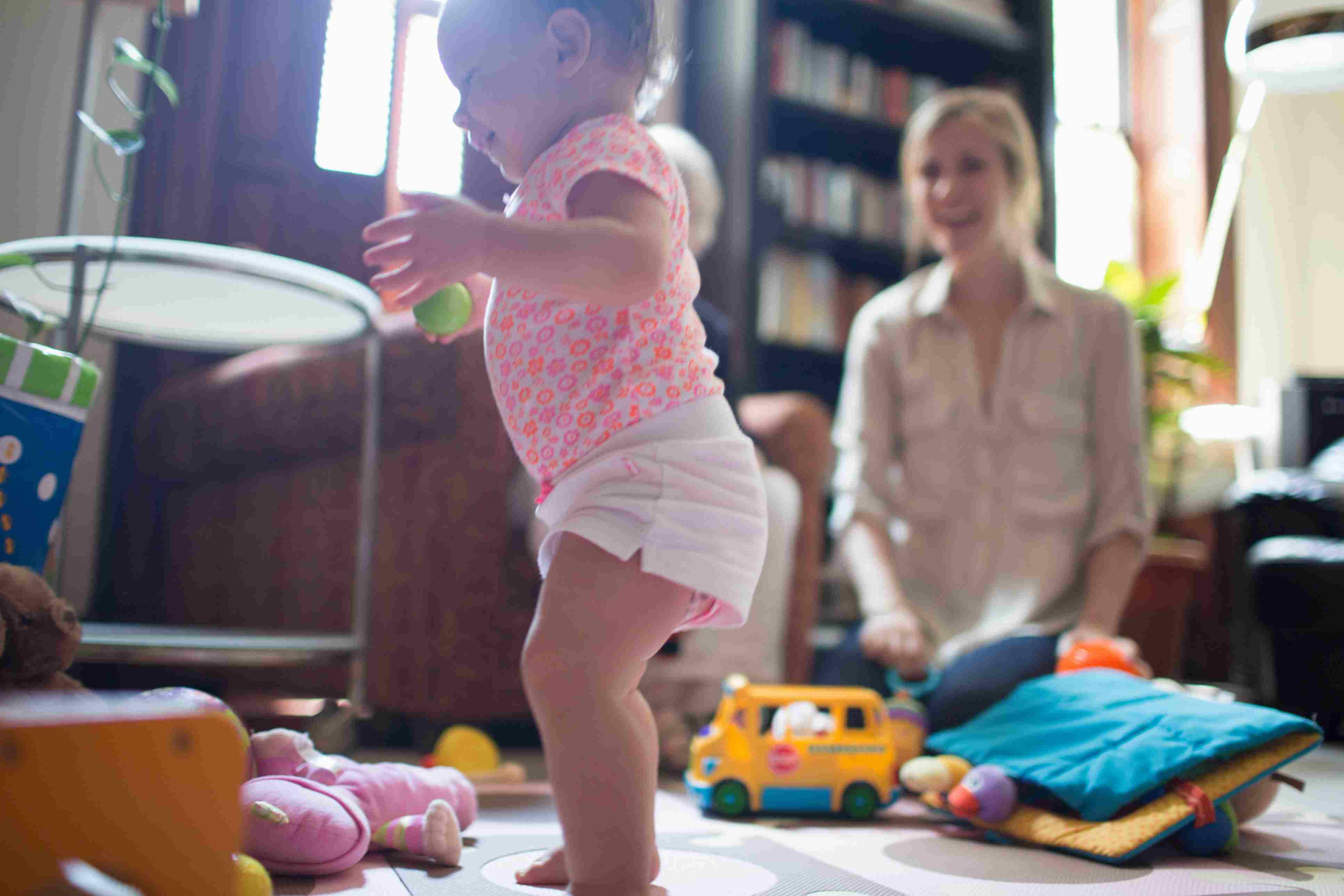 母亲看着女儿玩