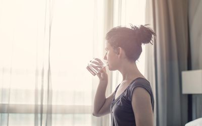 少妇饮用水在卧室