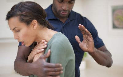 男人拍着女人哽咽的后背