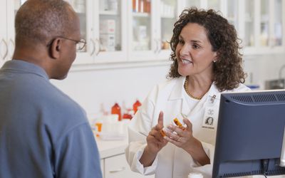 药剂师与顾客交谈处方