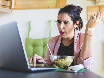 有年轻女实业家健康午餐和使用膝上型计算机
