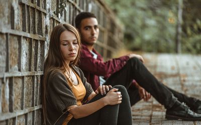 显示一对年轻夫妇的照片在他们的关系中遇到了困难