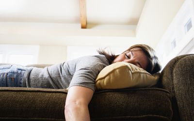 睡在沙发上的女人