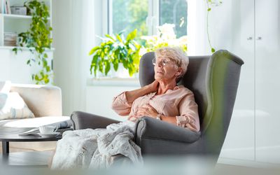 颈部疼痛的老年妇女