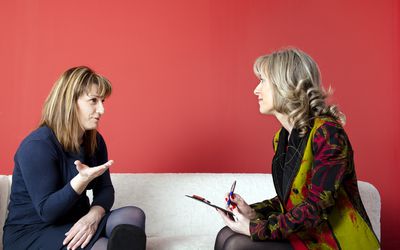 临床心理学家谈话与女人