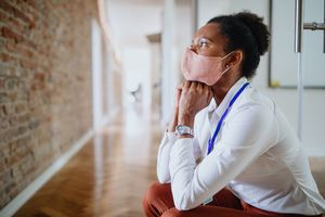 看起来的女商人佩带的面具被注重