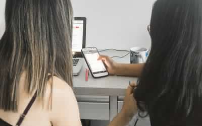 在电话上的女孩