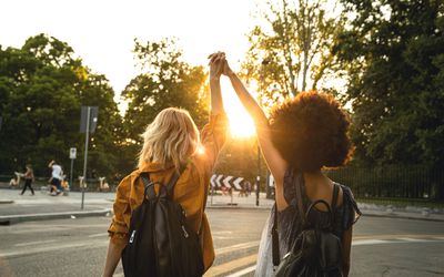 白人妇女BIPOC妇女团结会手拉手