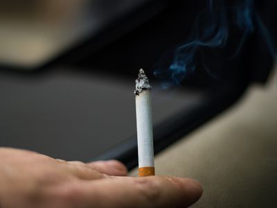 吸烟的人的裁剪图像