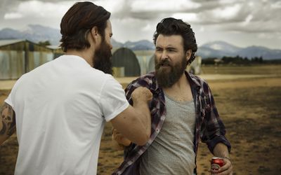 有充分的胡子的禾人战斗在被放弃的风景