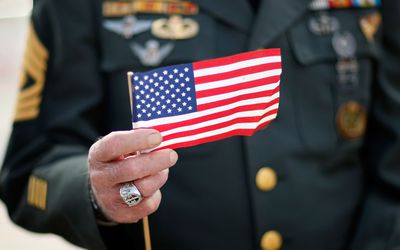 手持美国小旗的老兵