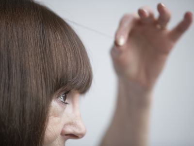 女人拉着一缕头发